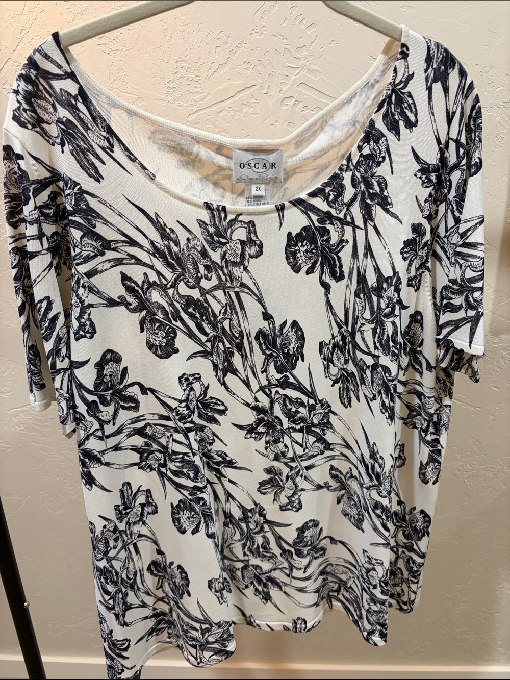 Oscar White & Black Floral Scoop Neck Women's Top 2X
